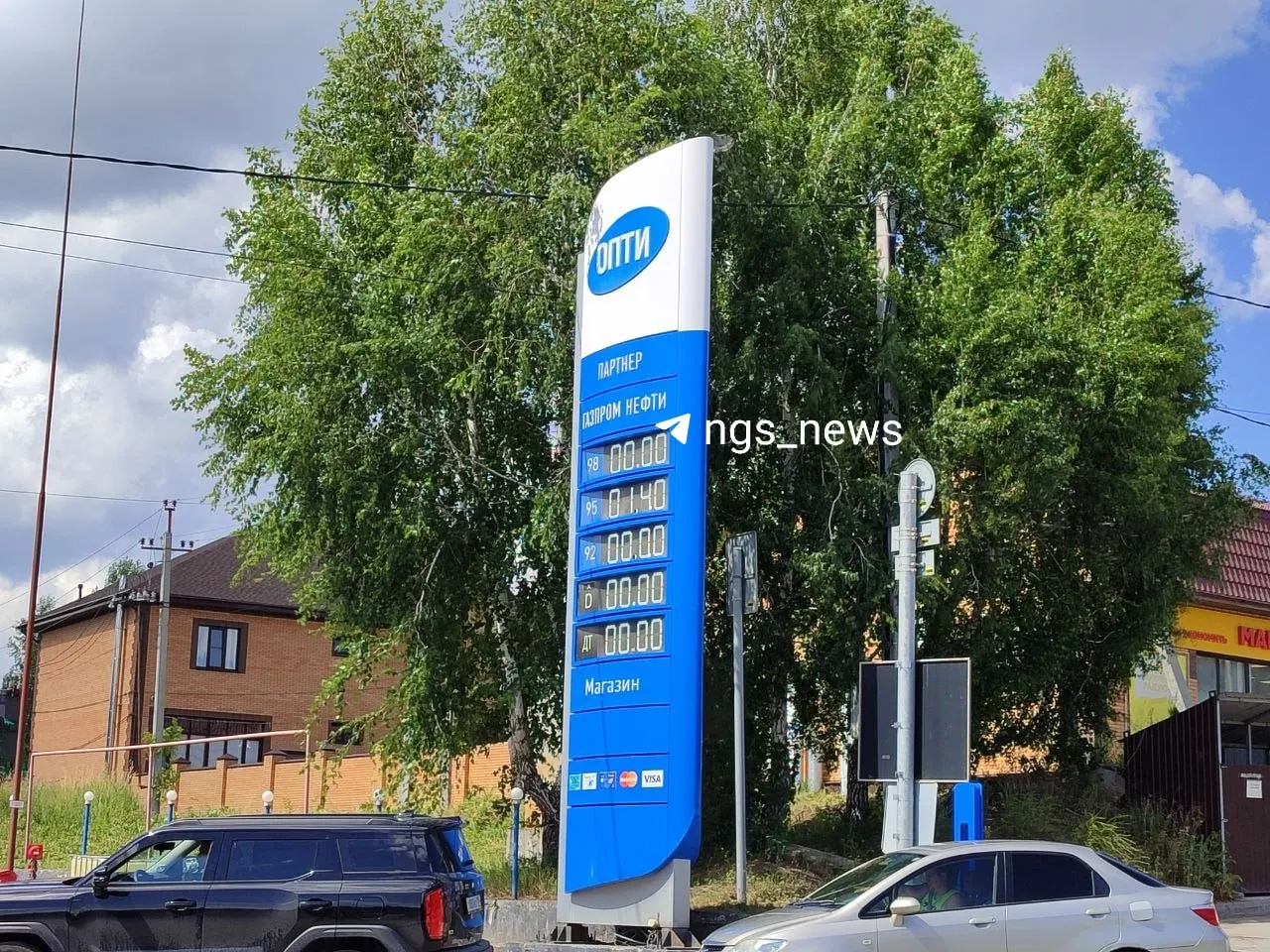 На АЗС ОПТИ в поселке Восход 95-й бензин предлагают по 140 рублей — у колонок наблюдается небольшая очередь.