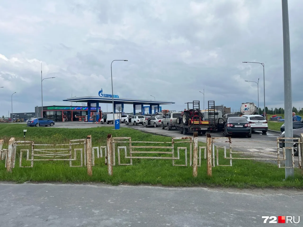 В районе Антипино метановая АГЗС заметно спокойнее бензозаправки: кубометр метана стоит 26,40 рубля, водители отмечают удобство и экономию.