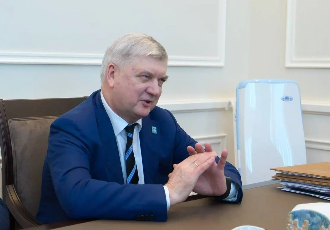 В регионе сократилась обеспеченность бензином; на отдельных АЗС ввели ограничения выдачи топлива. Жители занимают очереди с ночи, власти просят экономить и минимизировать пользование служебным транспортом.