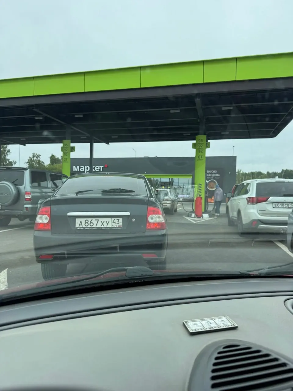 АЗС на Луганской принимает только АИ‑92 и дизельное топливо. По сообщению водителей, цены — 129 ₽ за 92 и 125 ₽ за ДТ.