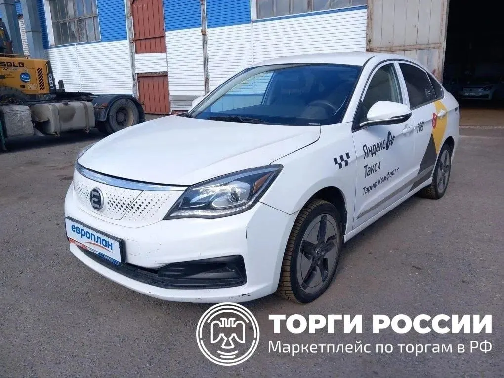 На торговой площадке выставлены десятки автомобилей, ранее работавших в такси: Lada Granta, Lada Vesta, Evolute I‑Pro и Chevrolet Cobalt 2023 года. Продавец — лизинговая компания «Европлан», все машины с пробегом свыше 100 тыс. км. В компании и у агрегатора запрошены разъяснения.