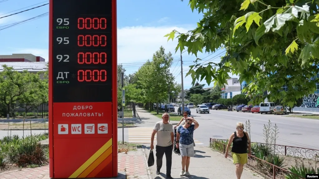 8 июля введён запрет на экспорт дизтоплива. Власти заявляют о начале ввоза импортных нефтепродуктов и о мерах по увеличению производства после ударов по НПЗ, но дефицит и рост цен сохраняются.