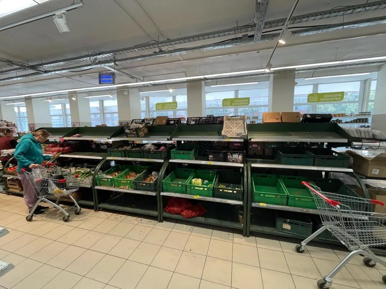Жители Воркуты жалуются на отсутствие овощей в магазинах: по словам людей, утром оптовые скупщики забирают товар и потом перепродают его дороже. Администрация города провела проверку и не нашла нарушений, объяснив ситуацию сезонной сменой поставщиков.