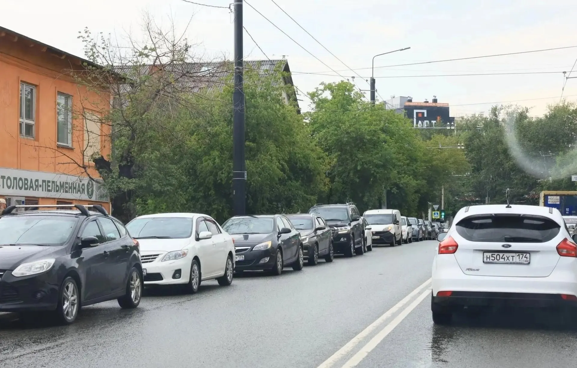 В Челябинске и ближайших городах на АЗС образовались многокилометровые очереди, наблюдаются перебои с поставками и рост цен до почти 100 рублей за литр АИ‑92.