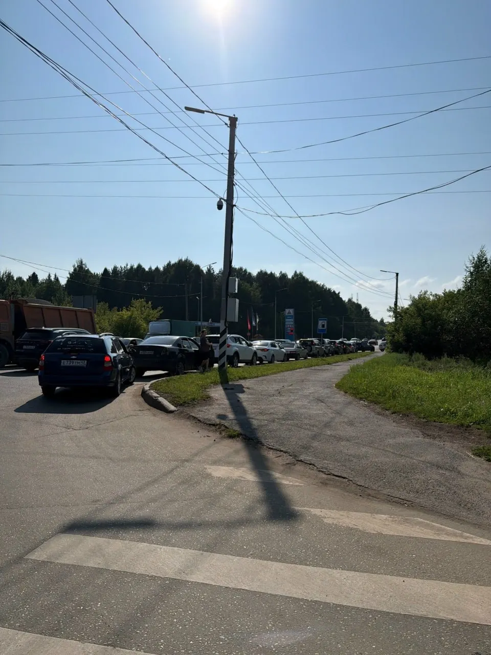 В регионе отмечают снижение спроса: на большинстве АЗС в наличии АИ‑92, АИ‑95 и дизель, очередей нет, а в одной из сетей цена АИ‑92 опустилась до 99,9 руб.