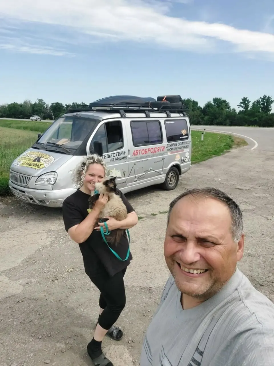 Наталья и Олег Чунтоновы, которые путешествуют по России на автодоме, заявили, что отказываются от планируемой в июле поездки из‑за проблем с поставками и ростом цен на бензин.