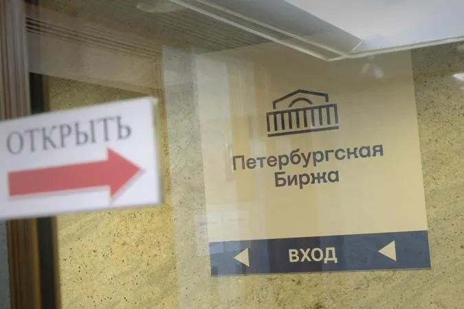 Биржа запретит закупки топлива с целью последующей перепродажи посредникам: покупать бензин можно будет только для собственных нужд или для заранее указанного конечного потребителя.