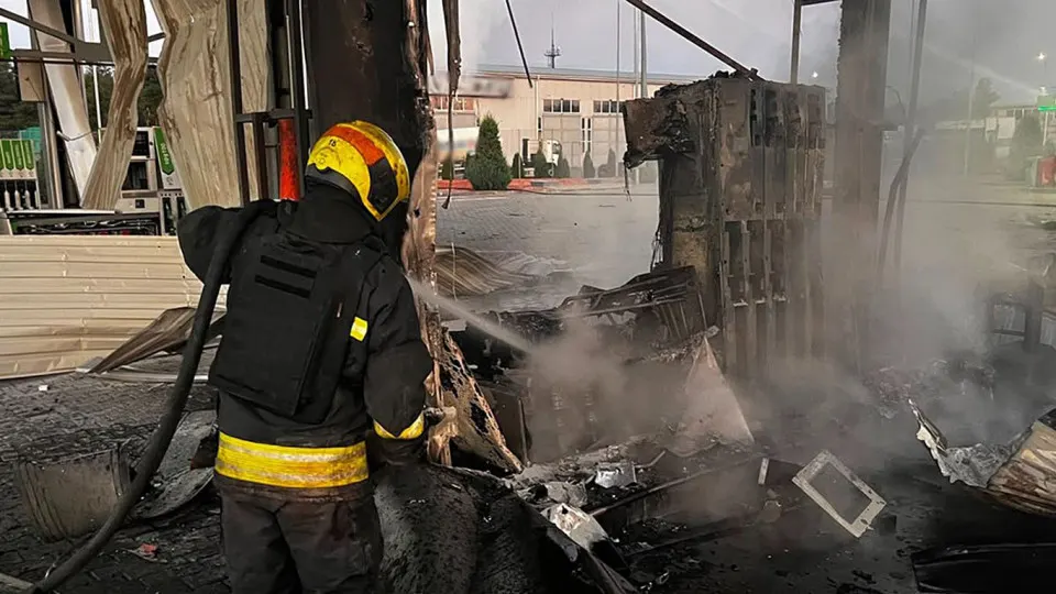 В ночь на 1 июля беспилотники атаковали Днепропетровскую область: повреждены пять автозаправок, одна женщина погибла, ещё трое ранены. Нападение совпало с острым дефицитом топлива в России — производство бензина сократилось, введены лимиты и растут цены; страна прибегла к экстренному импорту.