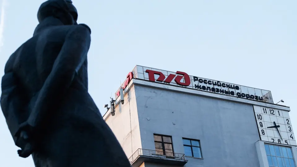 Правительство решило опережать ранее запланированную индексацию тарифов, чтобы поддержать монополию с почти 4 трлн руб. долга. Компания уже сокращает инвестиции и персонал, чтобы избежать убытков.