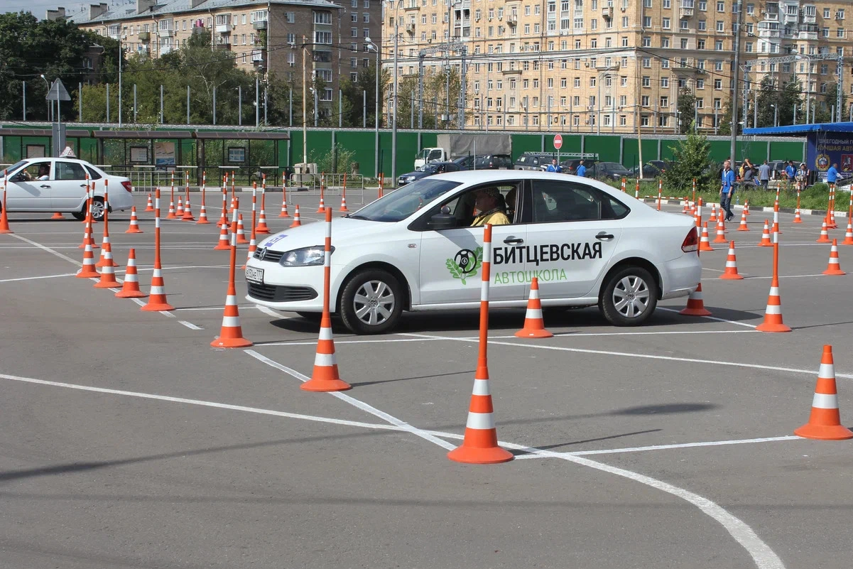 Сети и частные автошколы объясняют рост цен и сокращение практики подорожанием бензина и дизеля. В отдельных школах повышение достигает почти 20%, ученики уже готовят претензии.