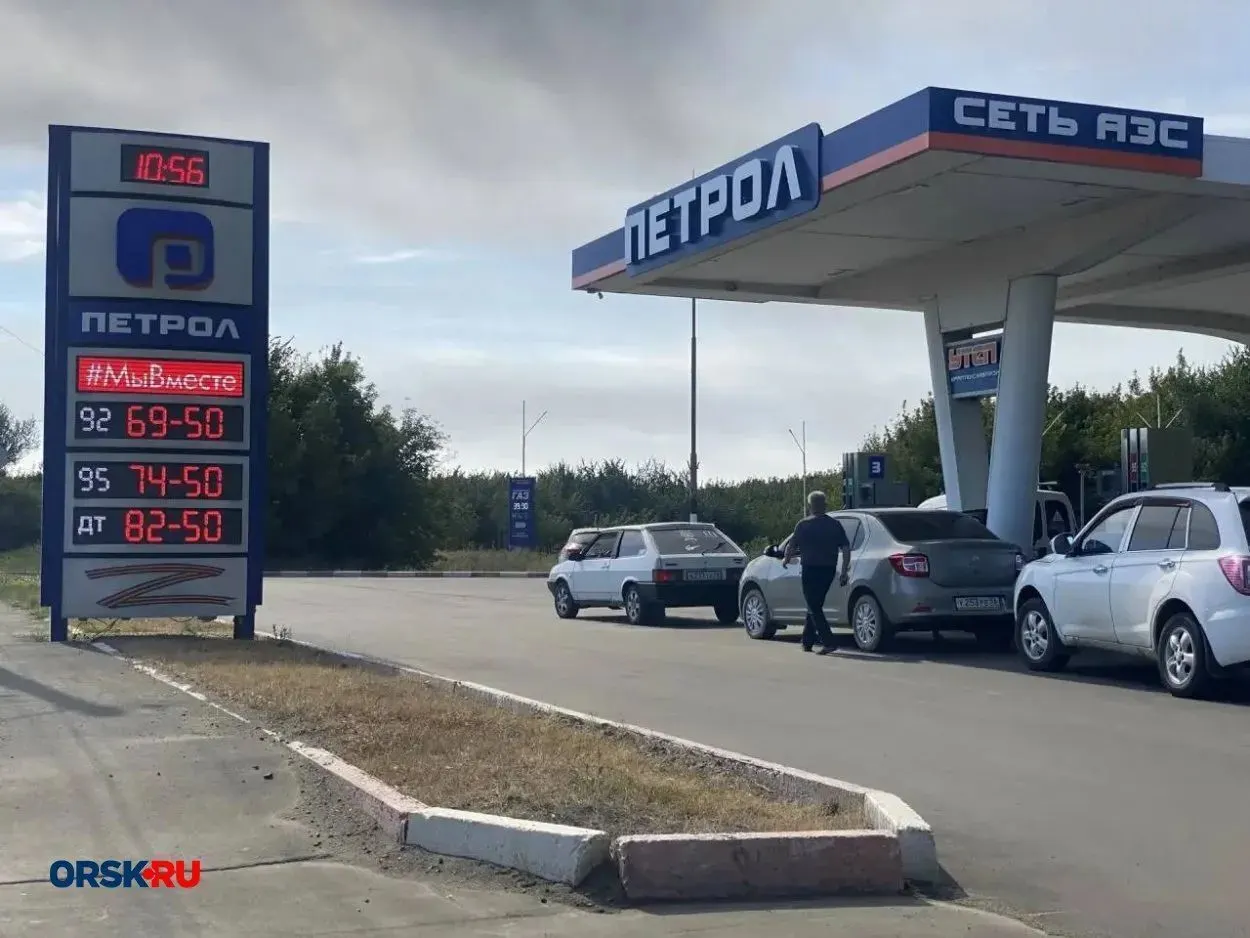 Губернатор объявил лимиты на бензин и дизель, а также график продаж по номеру автомобиля, на фоне событий на нефтеперерабатывающем объекте.