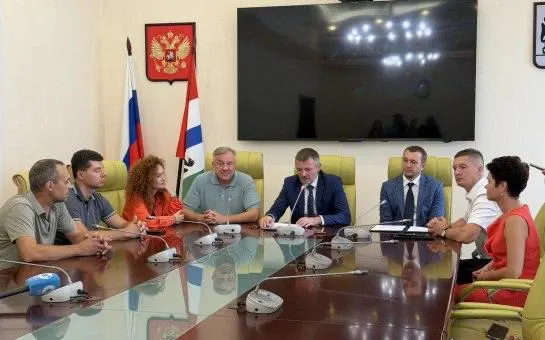 Региональные власти заключили добровольное соглашение с независимыми трейдерами и сетями АЗС об ограничении надбавки к оптовой цене топлива до 15% и сроке действия до 15 ноября 2026 года, при этом на отдельных заправках цены остаются выше 100–120 рублей за литр.