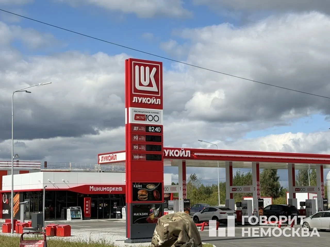 В Екатеринбурге и соседних городах наблюдаются многокилометровые очереди на заправках из‑за нехватки топлива; водители теряют рабочие смены и терпение.