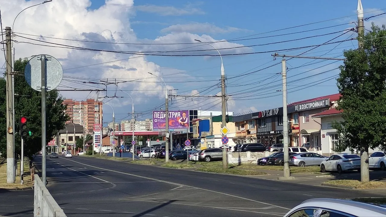 В Краснодаре и Санкт-Петербурге вновь вводят ограничения на отпуск топлива; отмечается дефицит бензина и дизеля, власти обещают мониторинг ситуации и меры.