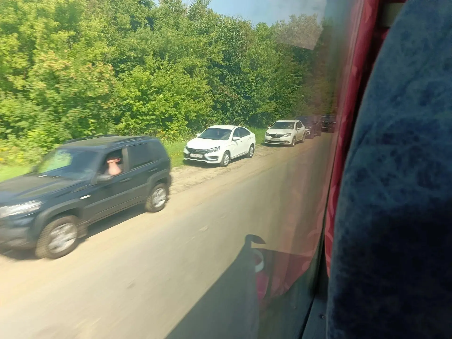 Во второй волне дефицита бензина региональные АЗС сталкиваются с длинными очередями и резким ростом цен.