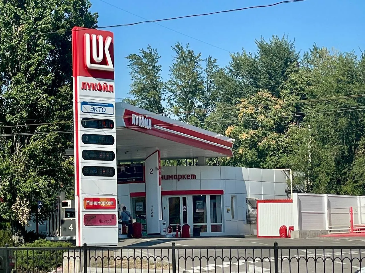 В Ростовской области фиксируются перебои с топливом: очереди на заправках, редкие поставки и ограничения выдачи бензина.