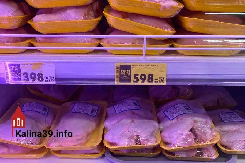 По Калининградской области за месяц зафиксирован рост цен на продукты: самая дорогая корзина оказалась в сети «Пятёрочка», самая доступная — в «Спаре». Подорожали масло, мясо и овощи, а также крупы и сахар.