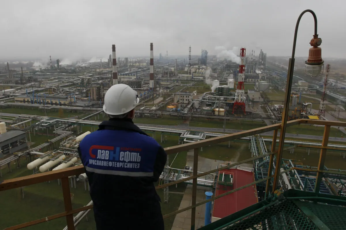В результате ночной атаки на нефтеперерабатывающее предприятие произошли пожары и погиб один человек; власти ограничили движение и закрыли детские сады, обсуждаются меры по стабилизации рынка топлива.