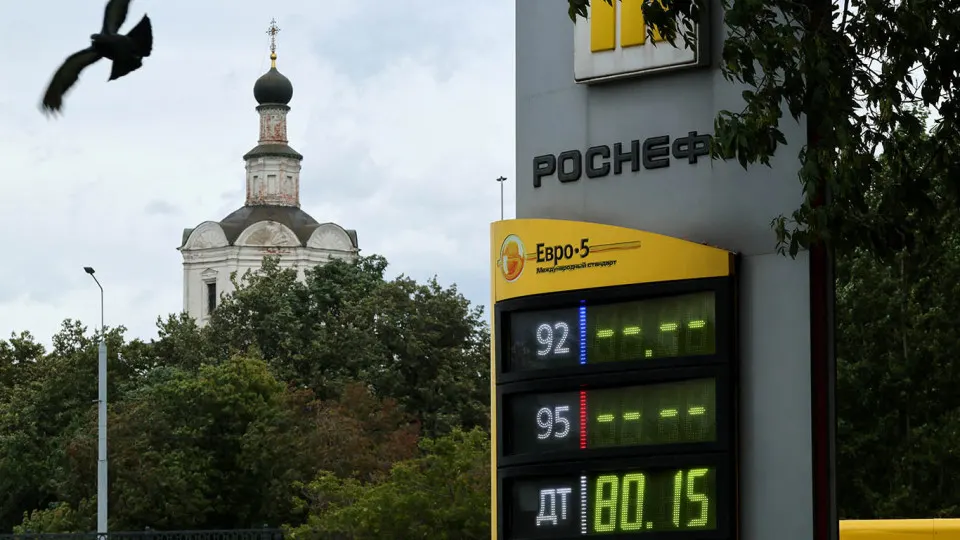 Из-за нехватки бензина россияне всё чаще выбирают дизельные автомобили. Предложение дизельных моделей ограничено, что поддерживает рост их доли в продажах и на вторичном рынке.