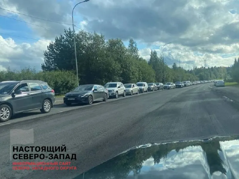 В Петрозаводске вновь образуются очереди на АЗС из-за действующих ограничений на продажу топлива. Лимиты различаются по сетям: до 40 литров на отдельных станциях и до полного бака на других; местные жители связывают ситуацию с недоверием к качеству топлива.
