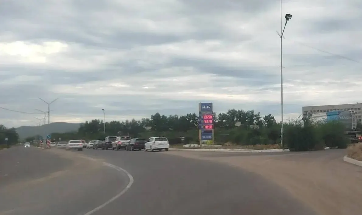 Из-за нехватки топлива на заправках введено ограничение отпуска бензина; очереди растут,Prices на отдельных заправках достигают высоких значений.