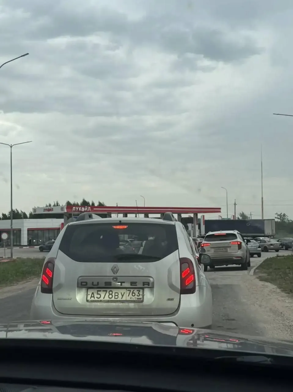 На федеральных дорогах по-прежнему есть очереди на АЗС, а в некоторых колонках продают только дизель. Водитель рассказывает о реальной картине и росте цен.