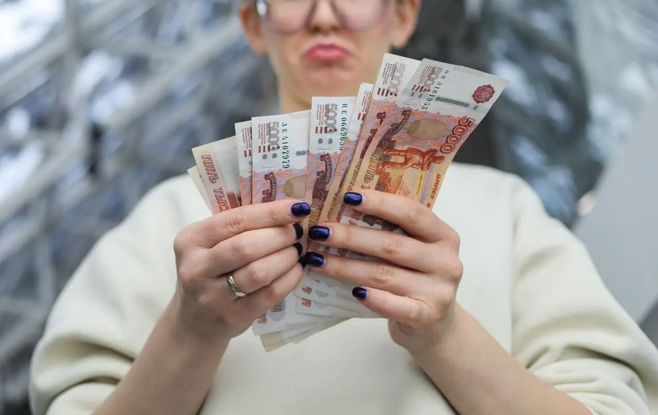 По данным Свердловскстата номинальные доходы выросли на 8,9%, реальные — на 2%; лидеры по заработку — IT и финансы; цены за год поднялись на 4%, инфляция — 6,9%.