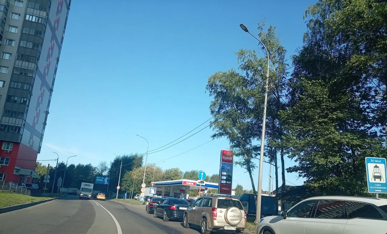 В Подмосковье АИ-95 поднялся до примерно 139 рублей за литр; водители сообщают об очередях, лимитах и задержках поставок.