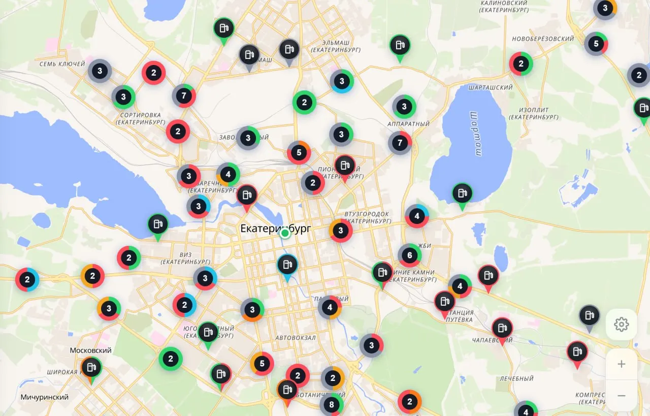 На заправках города фиксируют нехватку бензина, длинные очереди и введённые лимиты на отпуск топлива; отмечено снижение цен в начале августа.