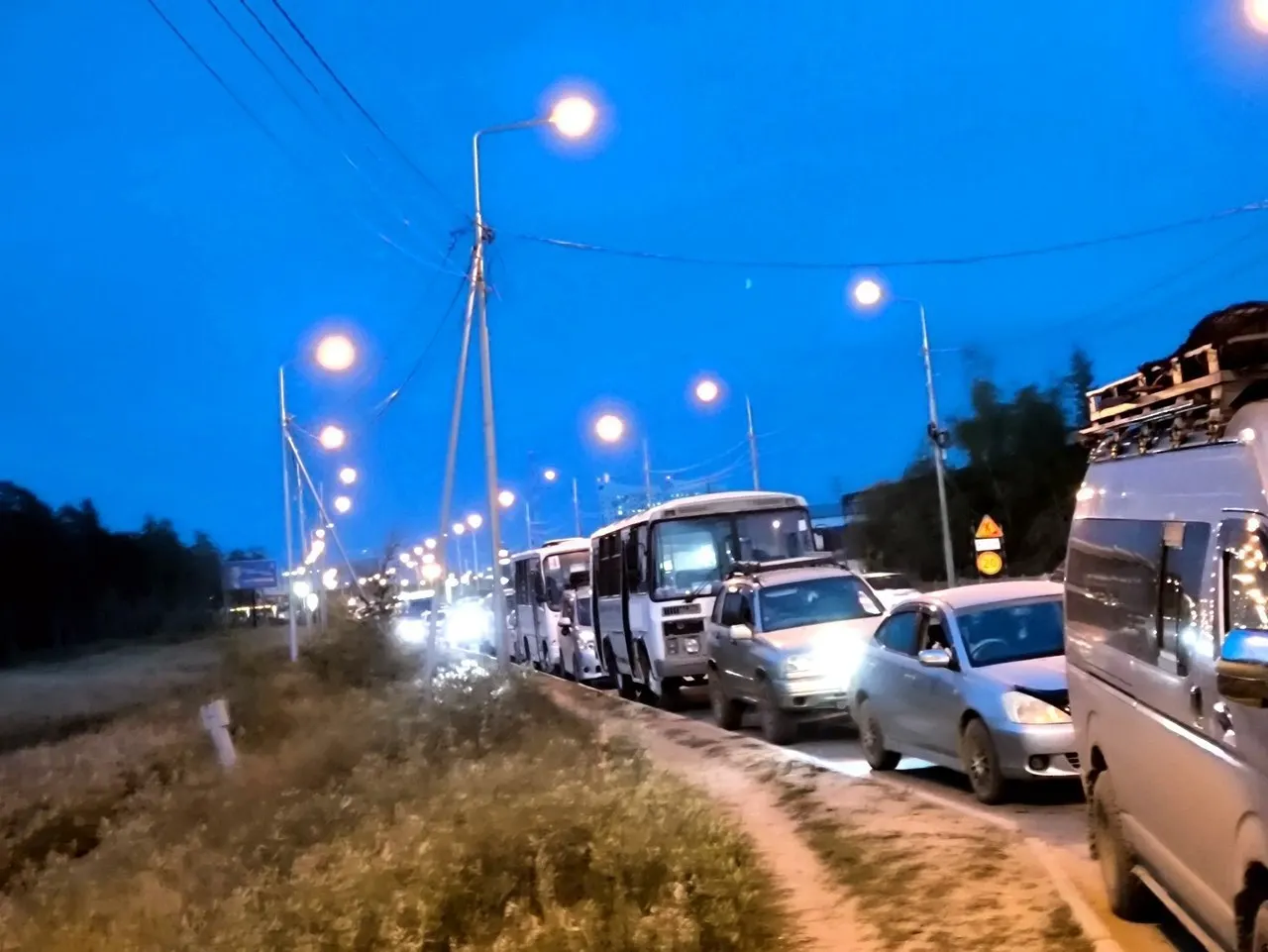 В Тамбовской области бензин заканчивается к обеду, очереди растягиваются на часы; водители Якутии жалуются на нехватку газа для городского транспорта, что влияет на график работы и безопасность.