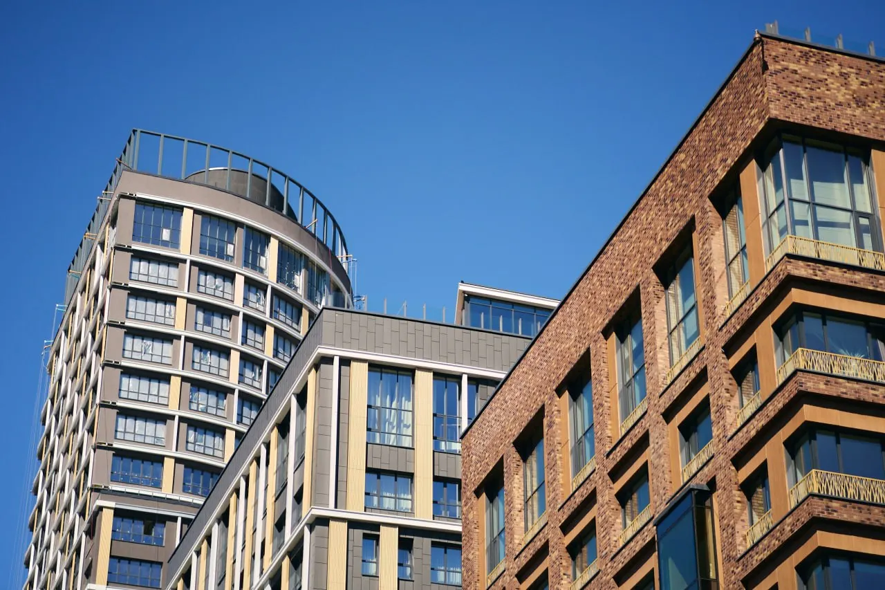 Средняя зарплата в регионе около 97 тыс. рублей в месяц, а стоимость квартиры в среднем достигает 8,7 млн рублей, что удлиняет срок накопления.