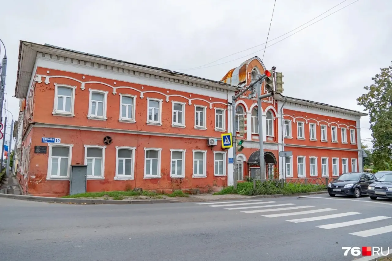 Участок около 2000 кв. м и двухэтажное здание поликлиники выставлены на рынок. Цена снизилась в десять раз по сравнению с первоначальной; объект — культурного наследия.