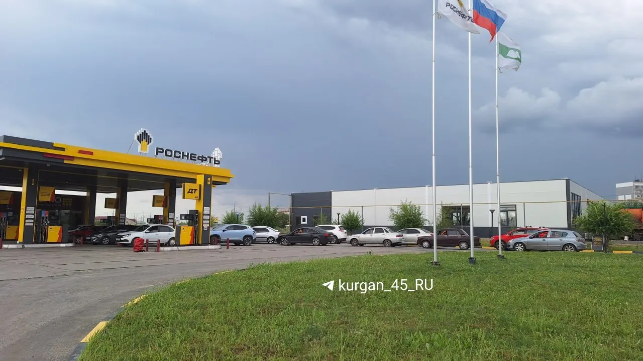 На 3 августа в Кургане цены на бензин и дизель сохраняются: АИ-92 — около 61,50 рубля за литр, дизель — 80,60 рубля, АИ-95 — 67,10 рубля. Отмечаются очереди на заправках и частичное ограничение по колонкам.