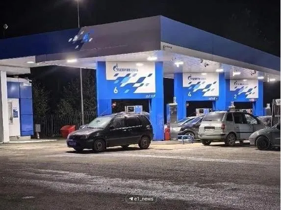 В регионе обсуждают слухи о талонах на бензин и очереди на заправках; рассказывают истории о бесплатной раздаче талонов и обвинениях в спекуляции.