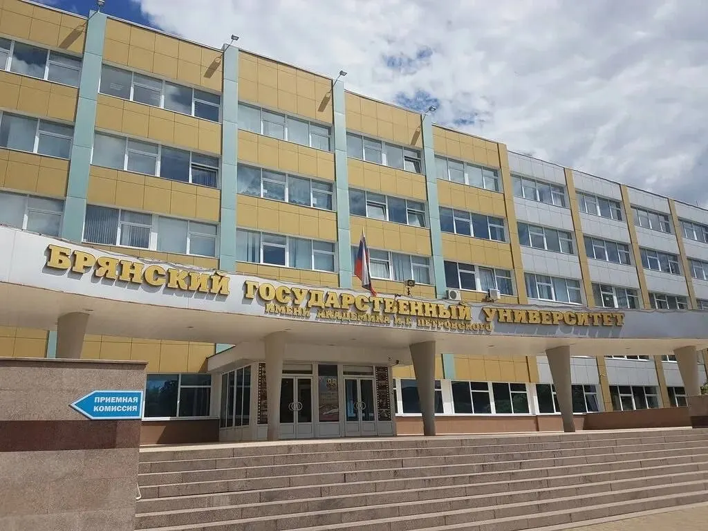 Срок окупаемости диплома зависит от направления: IT — 11–12 лет, медицина — 12–18 лет, право и менеджмент — до 20 лет. Средняя стоимость года обучения — 225–245 тысяч рублей.