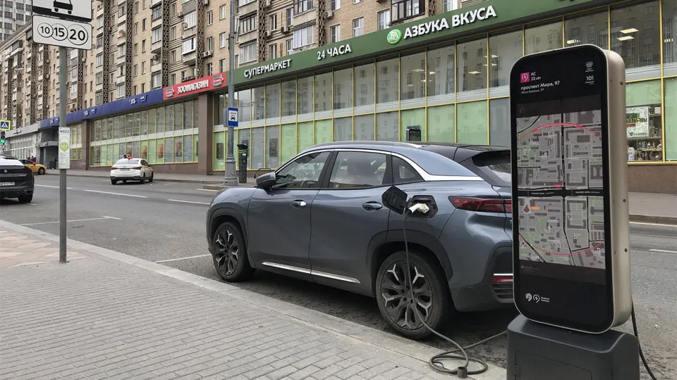 Ограничения на бензин и перебои с поставками подтолкнули рынок к росту продаж электромобилей и гибридов в июле; отрасль адаптируется к новым условиям.