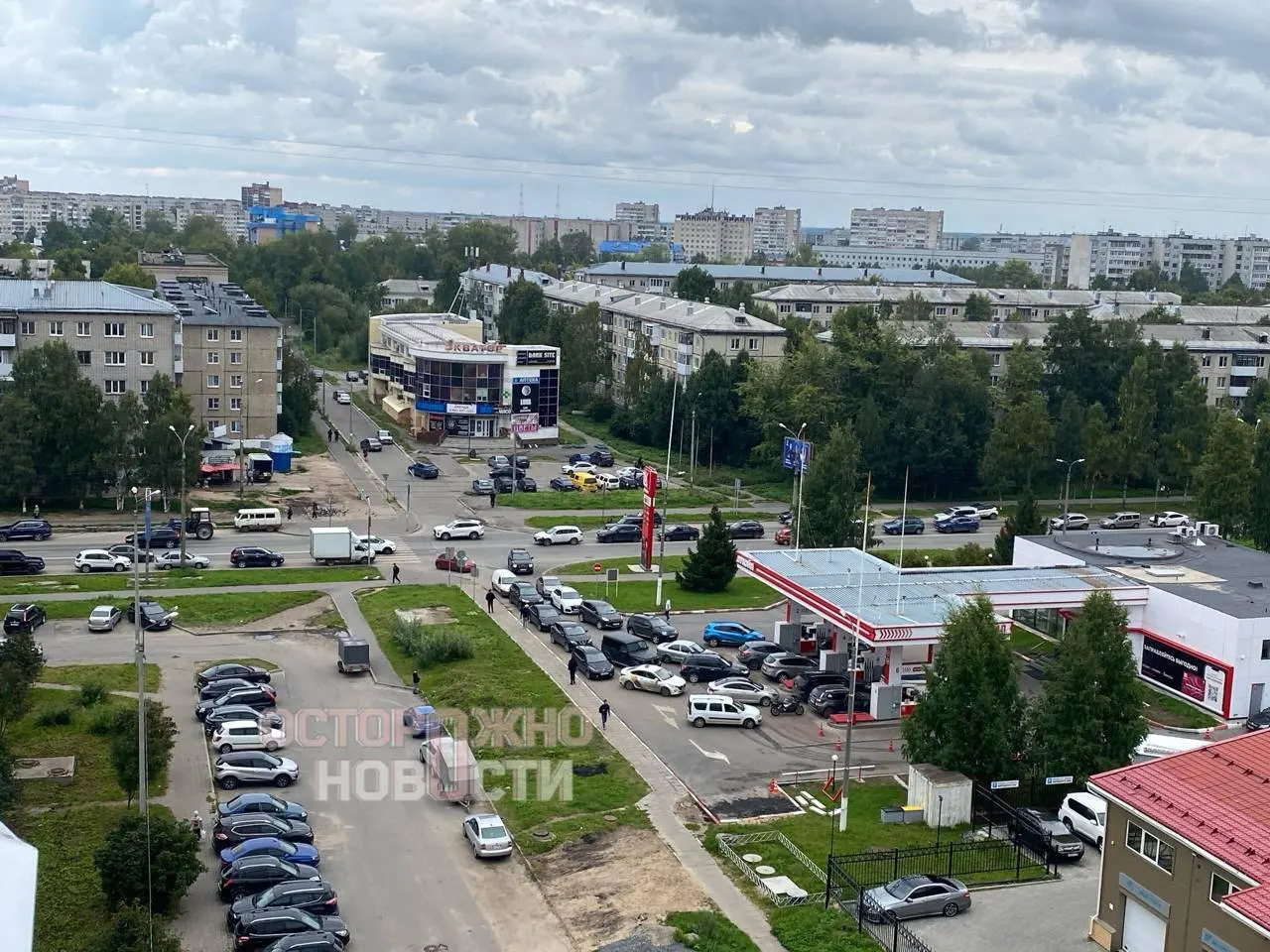 По всей стране люди сталкиваются с дефицитом топлива: длинные очереди на заправках, перебои в поставках и рост цен.