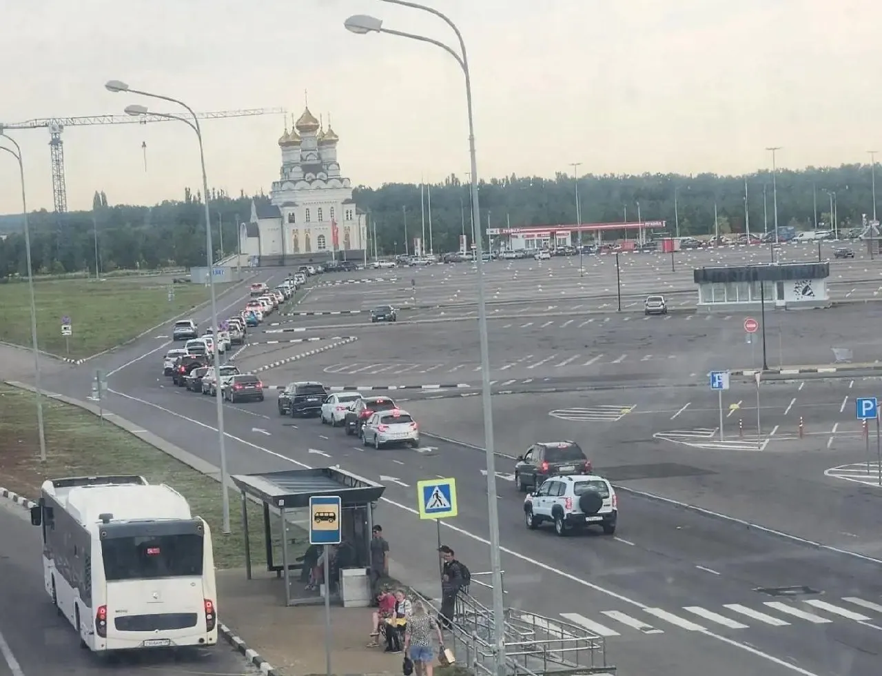 Стоимость топлива снизилась, но водители продолжают ждать в длинных очередях; цены по ЦФО остаются высокими.