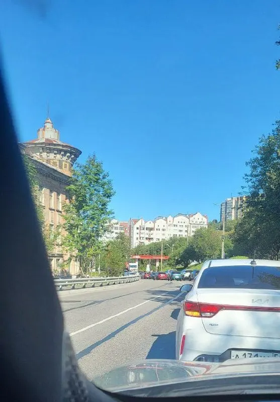 Регион сталкивается с перебоями поставок бензина: заправки пустеют, а цены растут; карта доступна, но не показывает подлинную ситуацию.