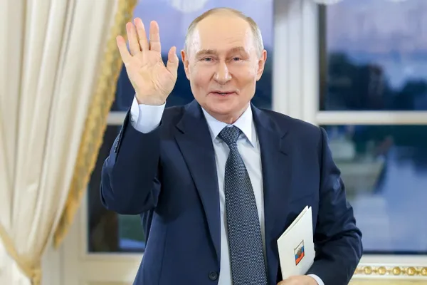 Президент России прибыл в Улан-Удэ для обсуждения вопросов транспорта и тенденций на рынке топлива.