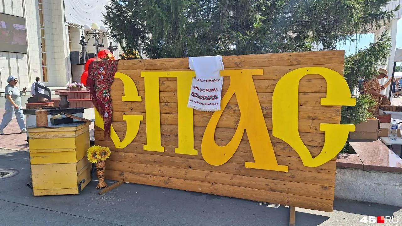 На фестивале представлены медовуха, мёд и соты по доступным ценам. Также продаются пыльца и саженцы.