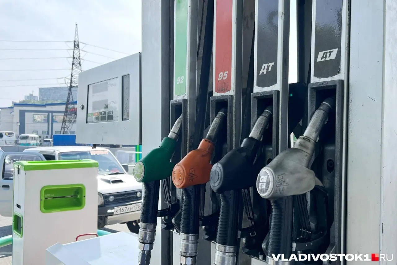 Цены на топливо в Владивостоке подросли на отдельных станциях сетей ННК и Уссури; станции Benzo временно не работают для розничной продажи, а отображение цен на АИ-92 и АИ-95 нестабильно.