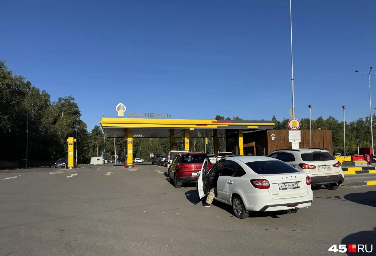 Утром в регионе выстроились очереди у заправок. Цена на АИ-92 — 61,50 руб., АИ-95 — 67,10 руб., ДТ — 80,60 руб. Водители сообщают о долгом ожидании.