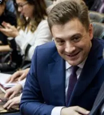 Коммунист Георгий Камнев обратился к главе Минпромторга Антону Алиханову с просьбой снизить стоимость отечественных автомобилей на внутреннем рынке, указав на ценовые различия между рынками.