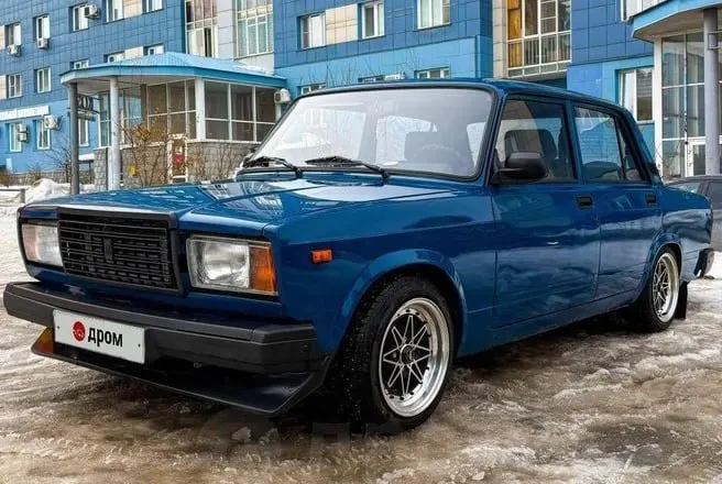 На продажу выставлен реальный к эксплуатации автомобиль ВАЗ-2107 2010 года выпуска с ценой 1,5 млн рублей. Машина регулярно используется и готова к поездкам.