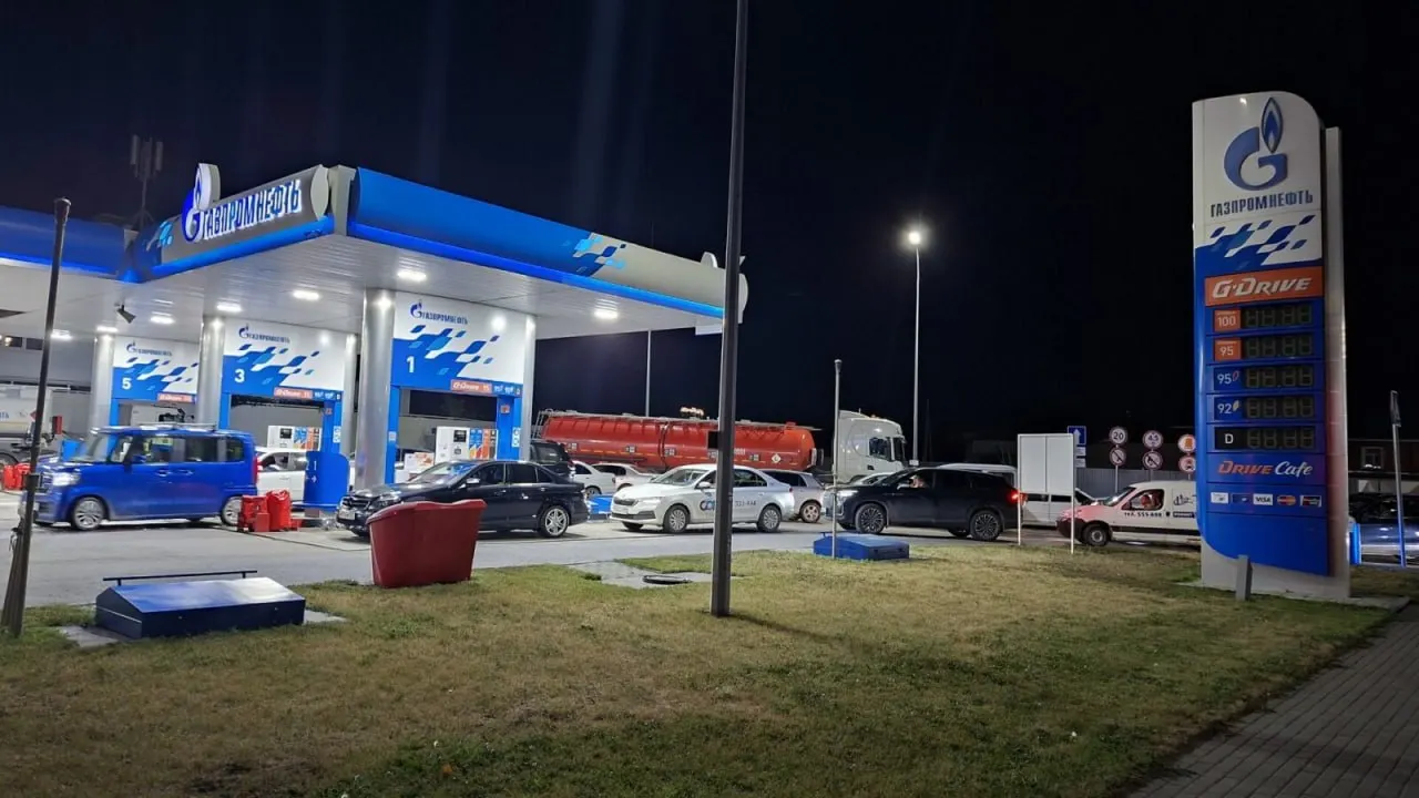 ФАС инициировала десятки дел и предупреждений против нефтяных компаний и АЗС на фоне роста цен на бензин и дефицита топлива, проблемы с поставками охватывают регионы.