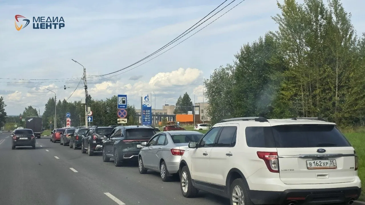 Снова возобновились очереди на заправках региона и наличие топлива вызывает вопросы: отсутствуют АИ-92 и АИ-95, цены остаются высокими.