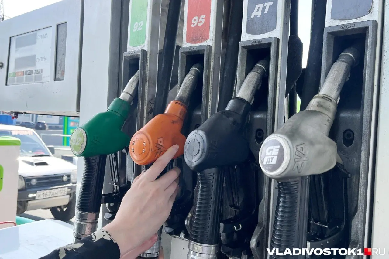 Дизель подешевел на отдельных заправках Владивостока на 3,2 рубля, в то время как цены на остальные виды топлива остаются без изменений. Актуальные данные доступны на сайте.