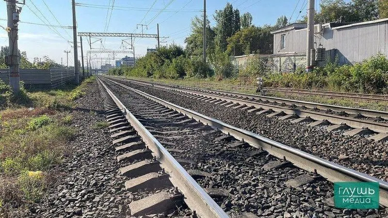 В Саратове сохраняются сложности с покупкой билетов в Москву: доступно крайне мало мест на поездах и самолётах, цены растут, выбор ограничен.