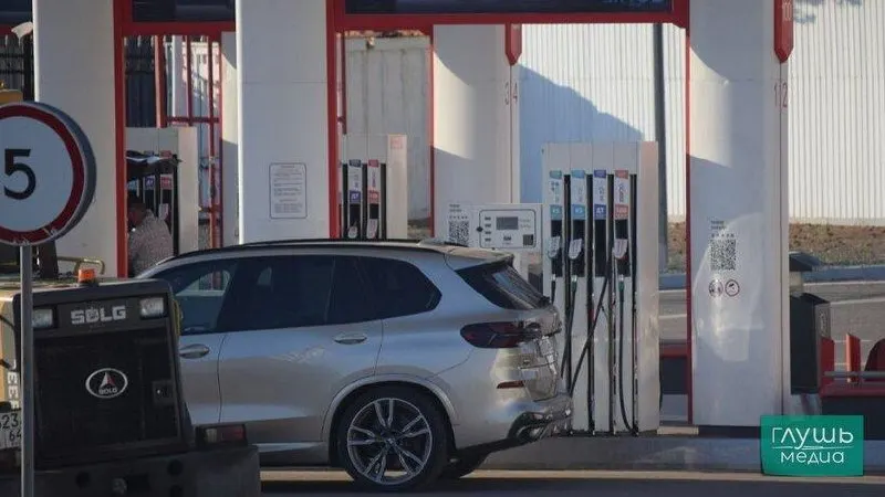 По данным Росстата за период 18–24 августа цены на бензин и дизель выросли; АИ-92 достиг 76,35 руб/л, АИ-95 — 83,10 руб/л, дизель — 85,26 руб/л; средняя стоимость топлива — 79,99 руб/л.